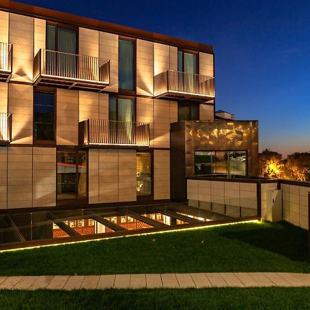 Wine & Books Lisboa Hotel Exterior photo The hotel at night