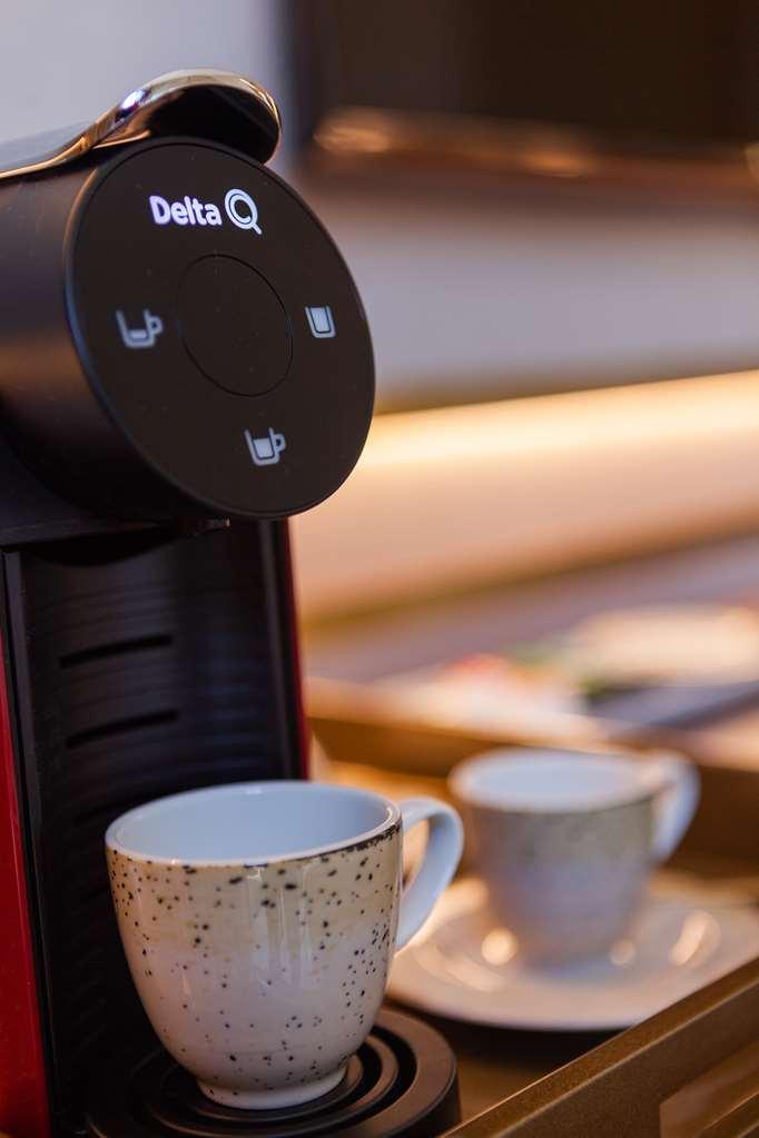 Wine & Books Lisboa Hotel Room photo A single serve coffee machine