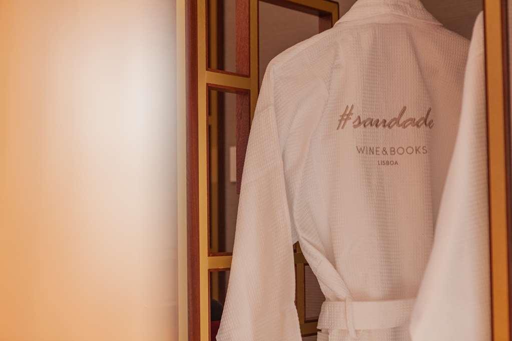 Wine & Books Lisboa Hotel Room photo A bathrobe