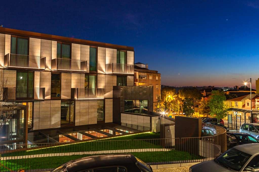 Wine & Books Lisboa Hotel Exterior photo The complex at night