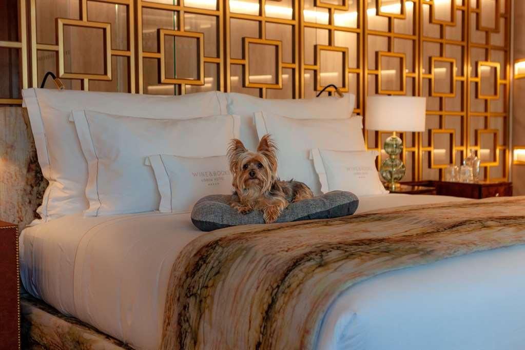 Wine & Books Lisboa Hotel Facilities photo A dog on a bed