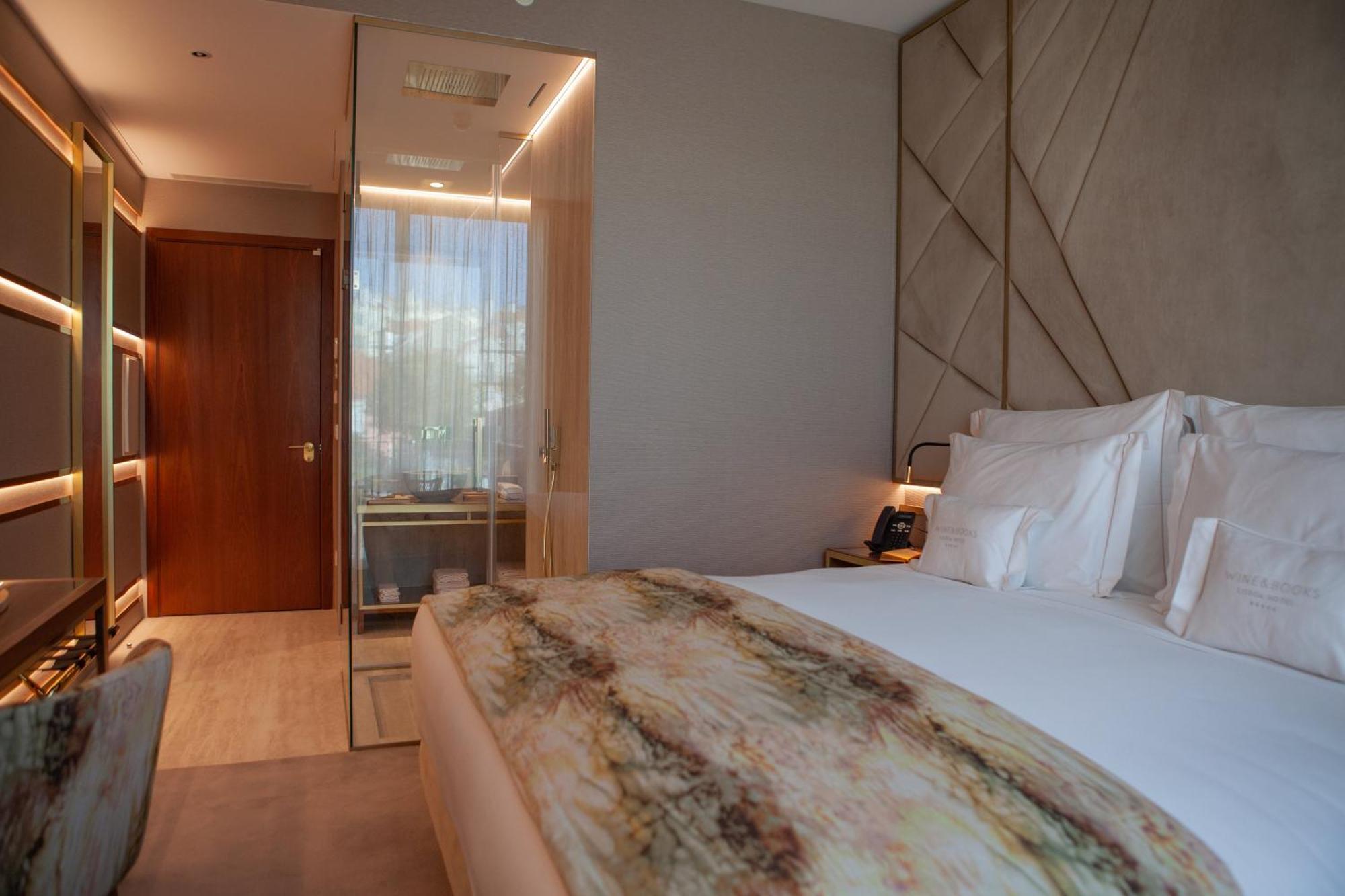 Wine & Books Lisboa Hotel Exterior photo A bedroom at the hotel