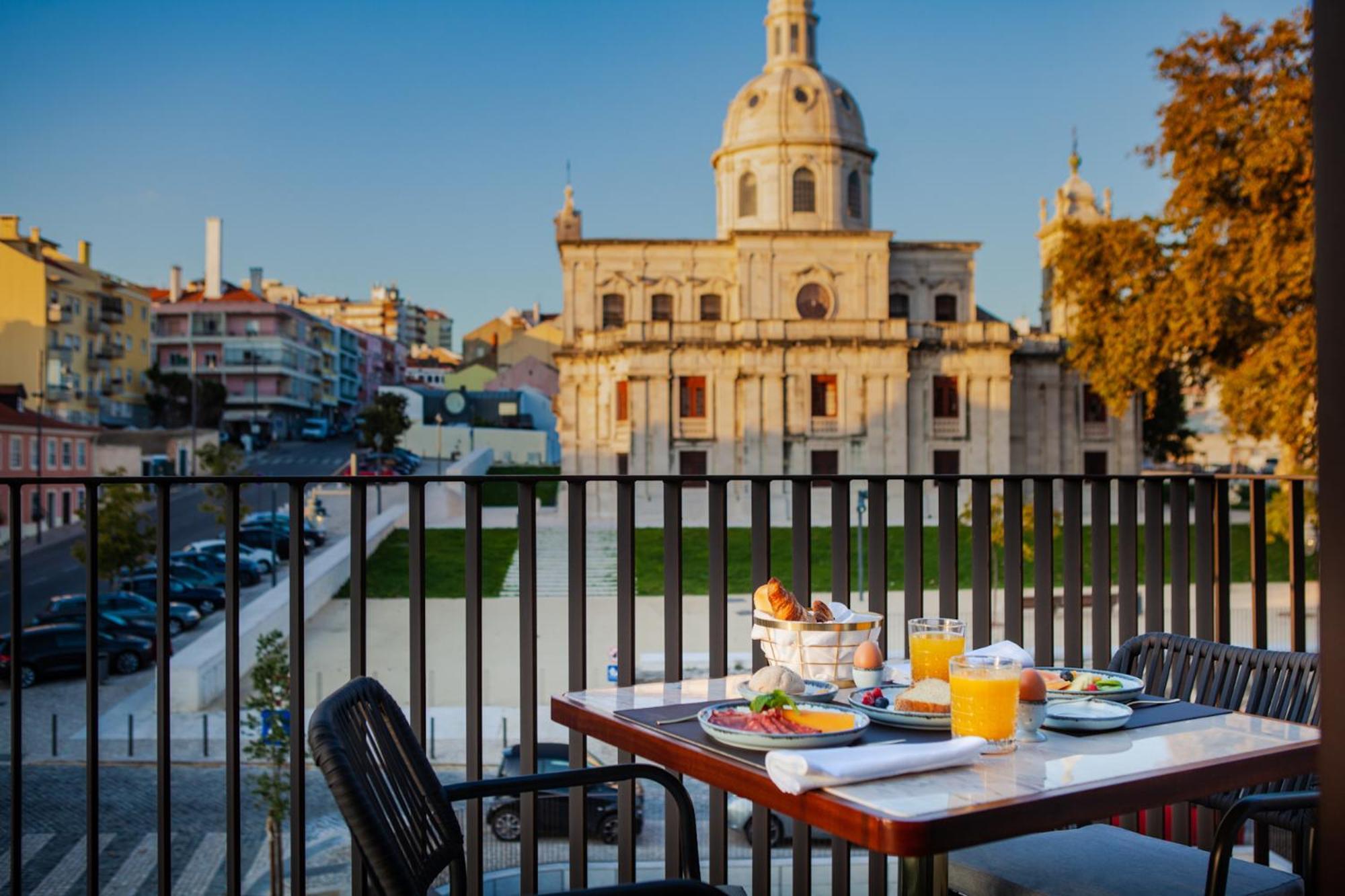 Wine & Books Lisboa Hotel Exterior photo Breakfast at the hotel