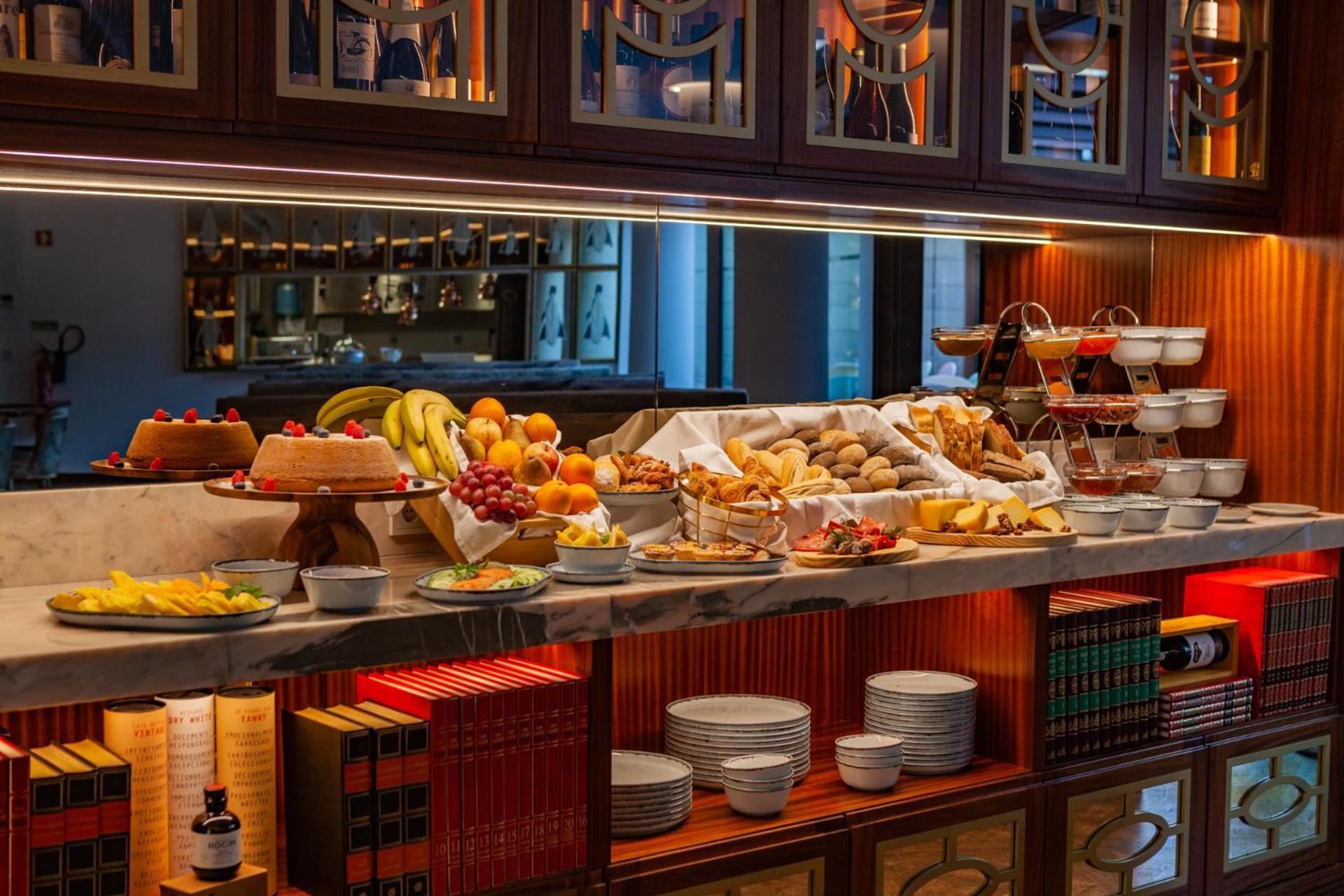 Wine & Books Lisboa Hotel Exterior photo A buffet at a restaurant