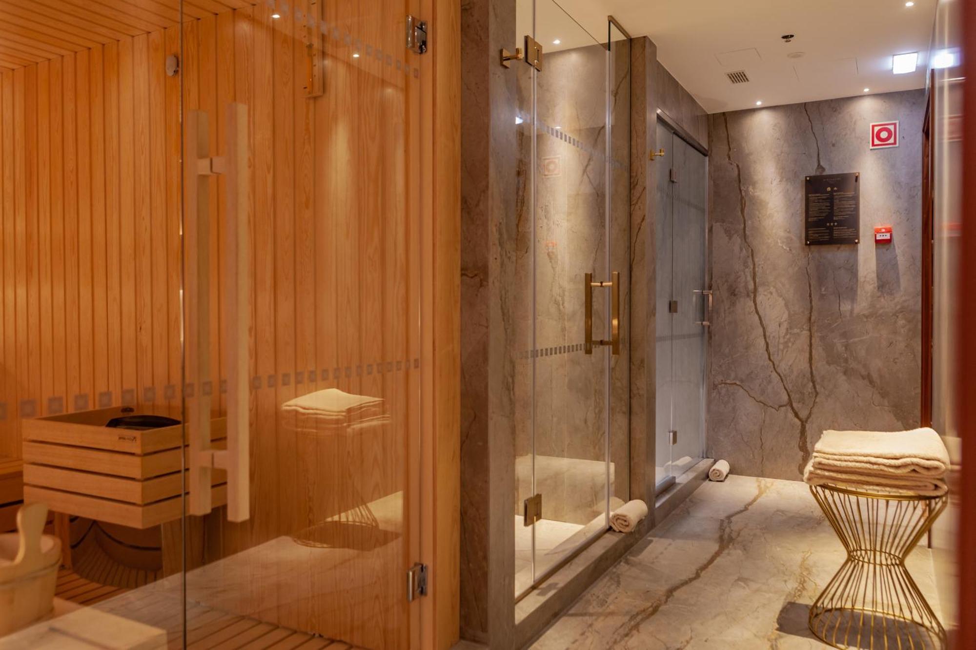 Wine & Books Lisboa Hotel Exterior photo A shower room