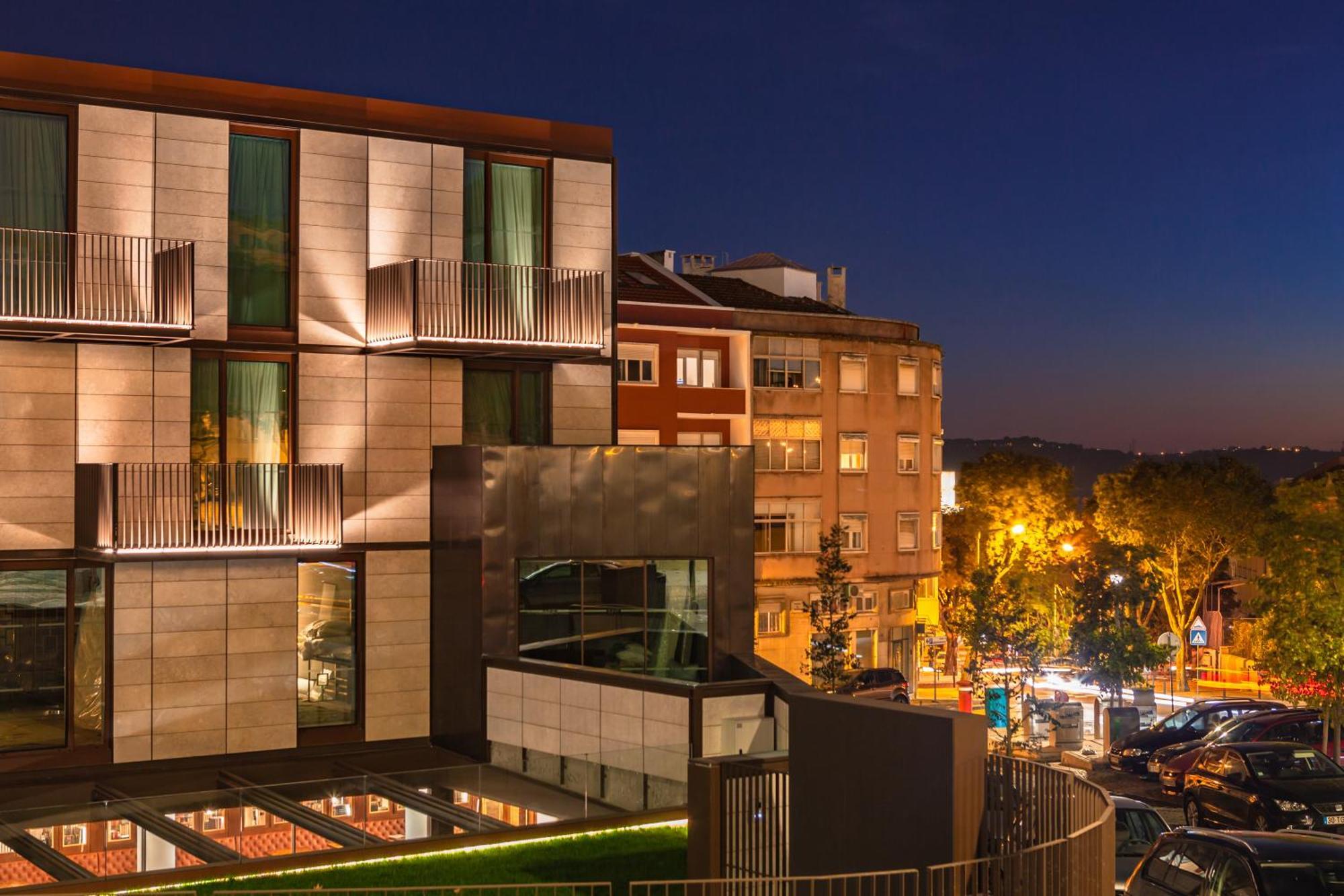 Wine & Books Lisboa Hotel Exterior photo The hotel at night