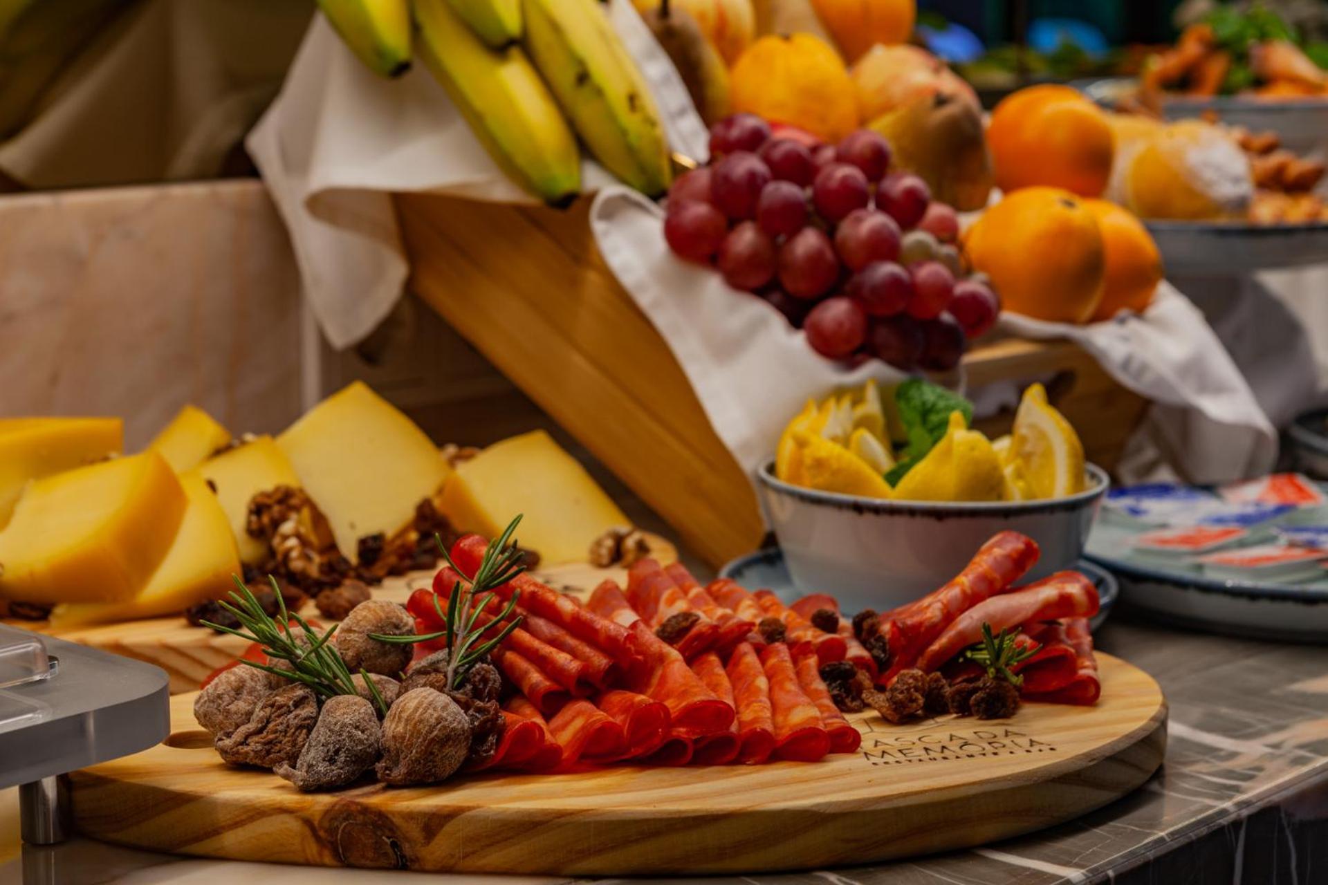 Wine & Books Lisboa Hotel Exterior photo A selection of fruit and cheese
