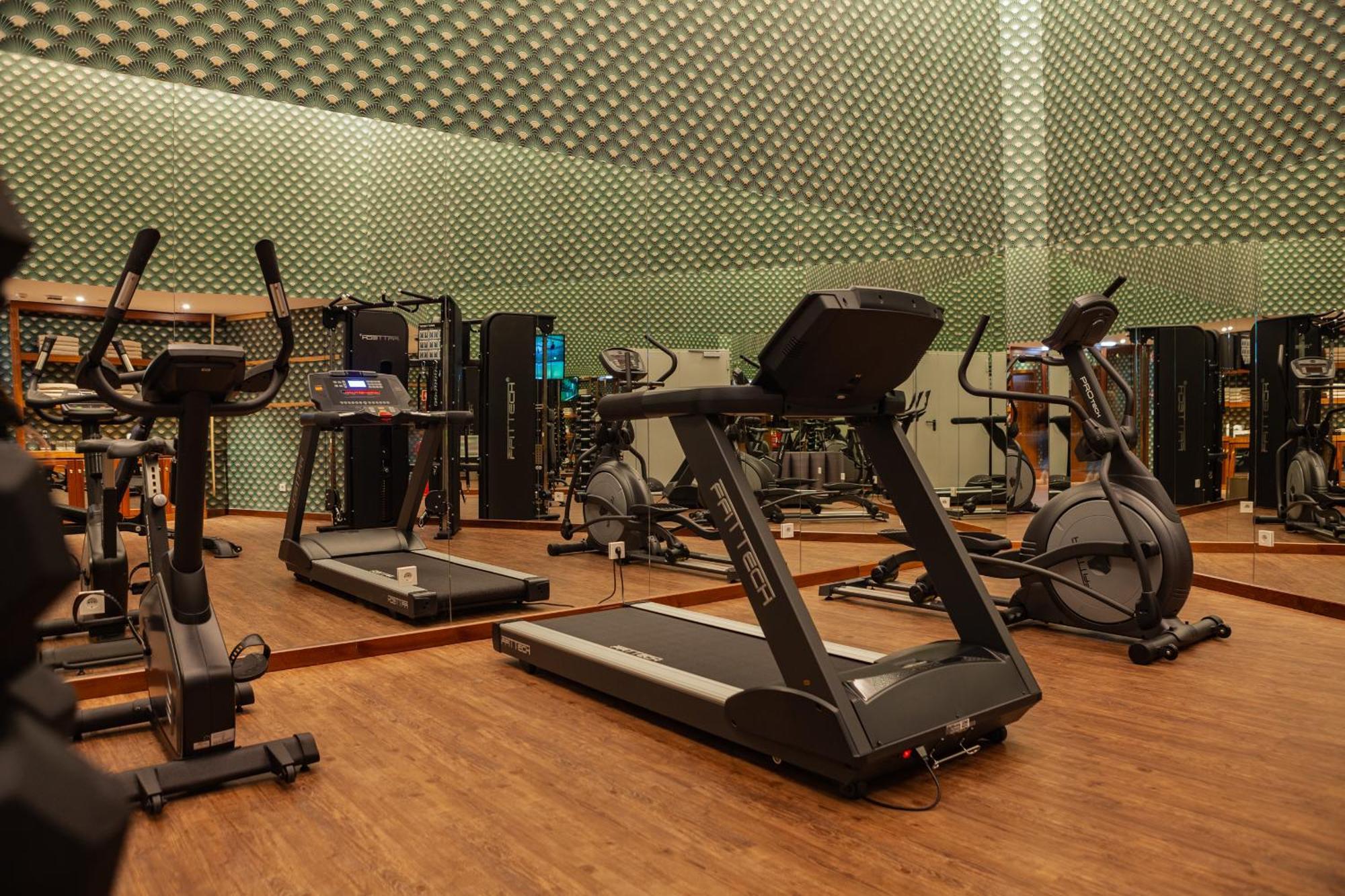 Wine & Books Lisboa Hotel Exterior photo A gym in a hotel